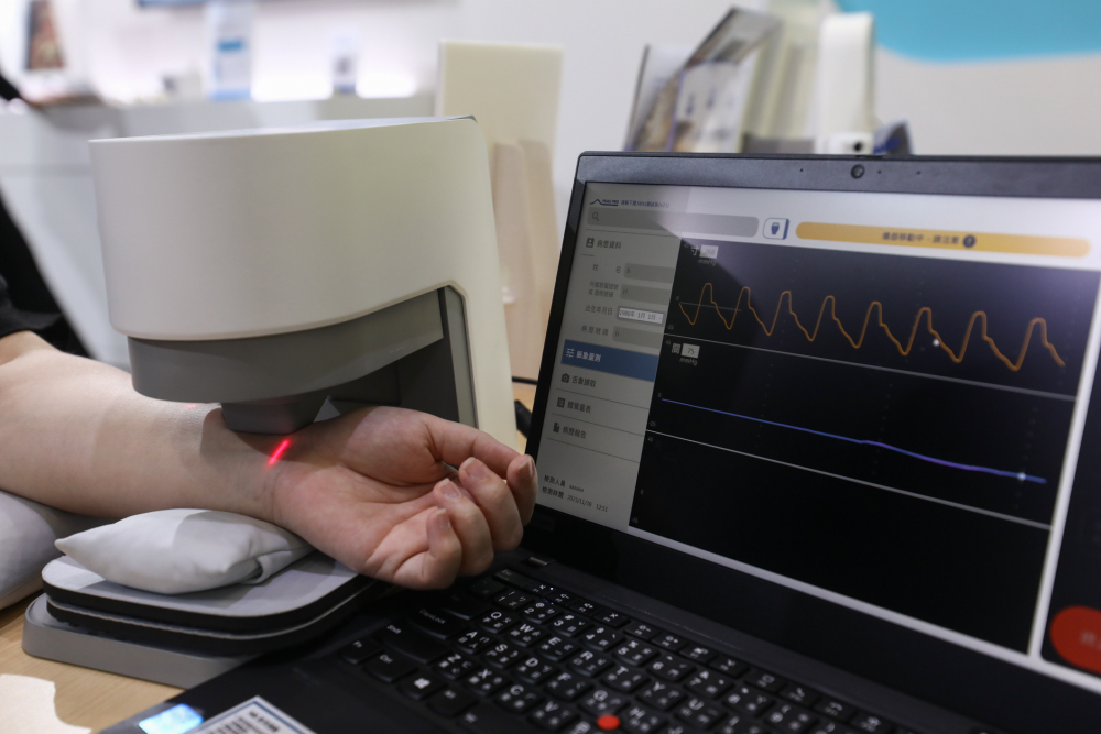 jbo竞博耘康脈象檢測系統透過電腦精準控制升降系統，還原中醫師三指把脈過程的舉、按、尋手法，將脈象感受轉化成數據，未來可結合大數據分析，實現智慧醫療及準確性